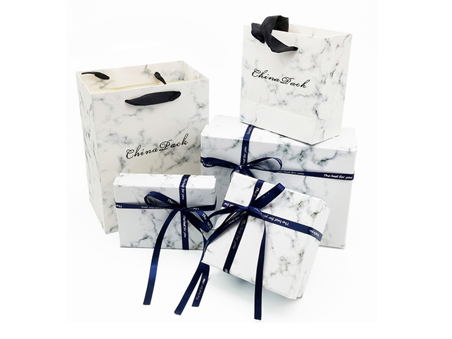 Ribbon jewelry boxes with bags