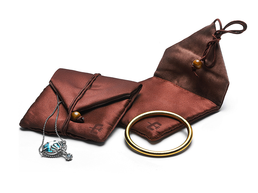 Drawstring flip jewelry pouch