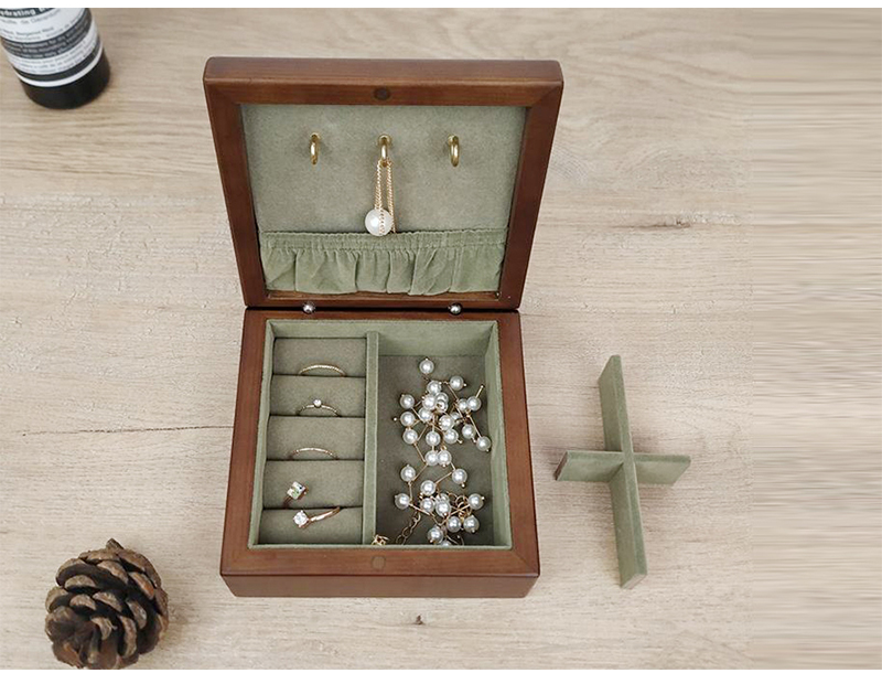 JWB040 jewellery packaging with a mirror